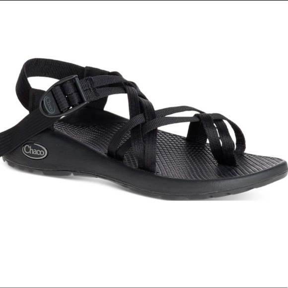 black strappy chacos